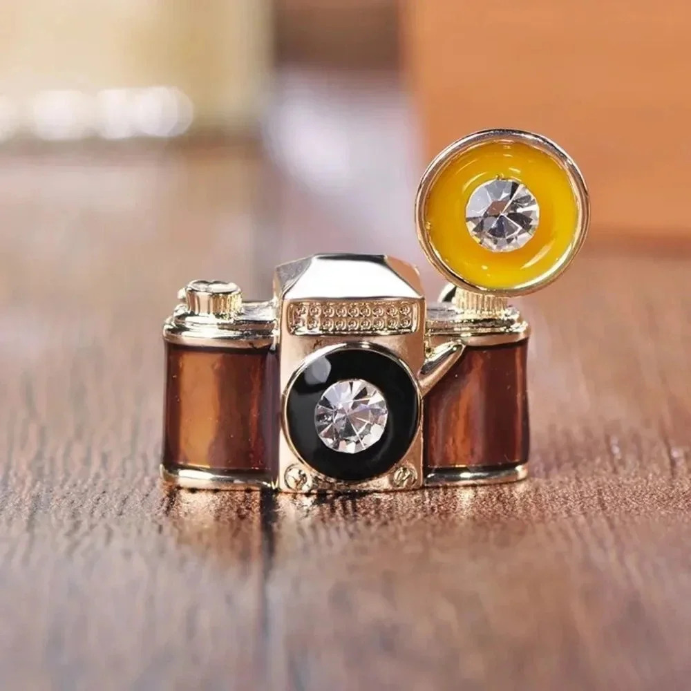 VQ Camera Brooch - Picture 3 of 6